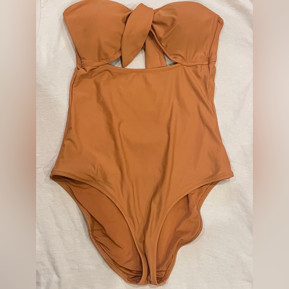 Strapless orange one-piece swimsuit. Comes with straps. Keyhole, open back